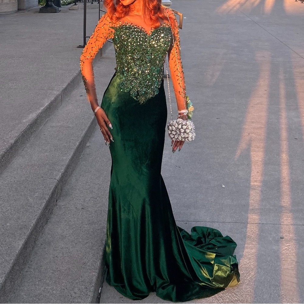 Elegant velvet corset dress - Picture 3 of 3